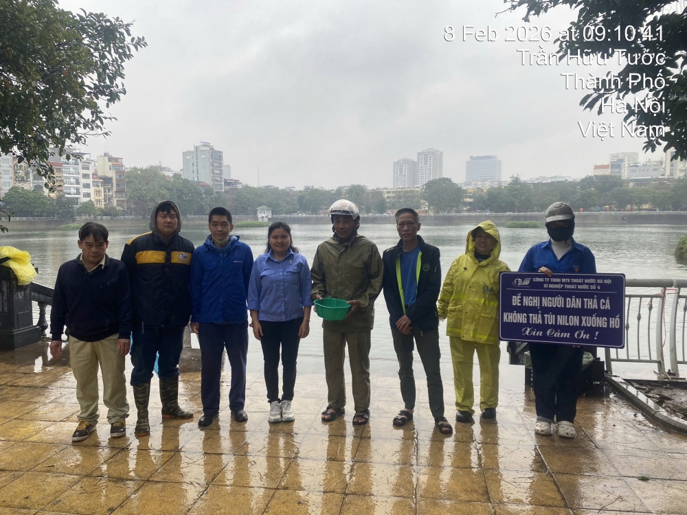 Công nhân thoát nước Hà Nội hướng dẫn, giúp đỡ người dân thả cá đúng quy định
