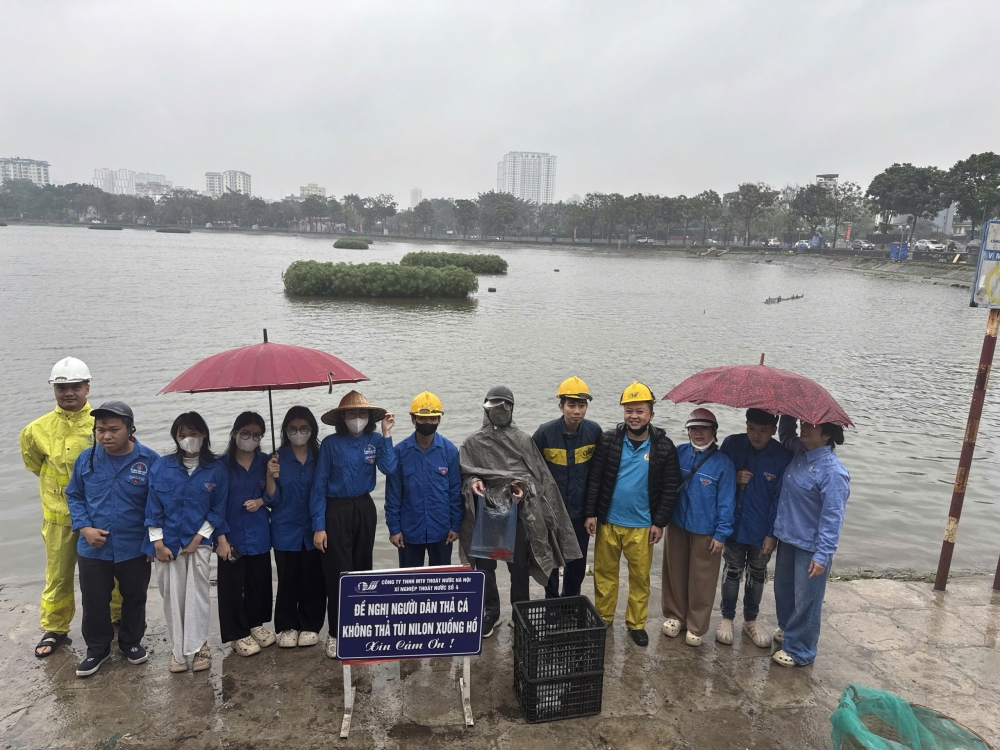 Công nhân thoát nước Hà Nội hướng dẫn, giúp đỡ người dân thả cá đúng quy định