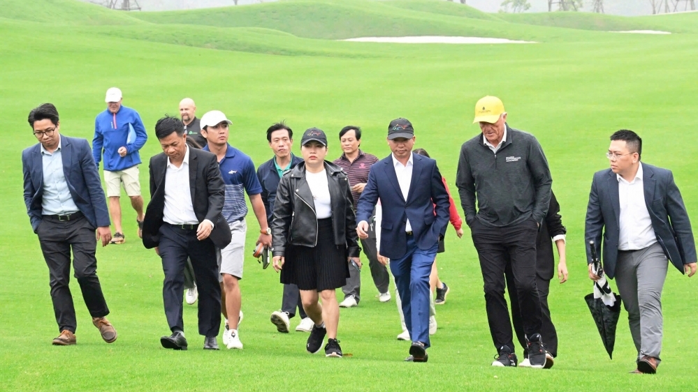 Huyền thoại “Cá mập trắng” Greg Norman khảo sát sân golf T&T Văn Lang Empire chuẩn bị cho trải nghiệm 18 hố