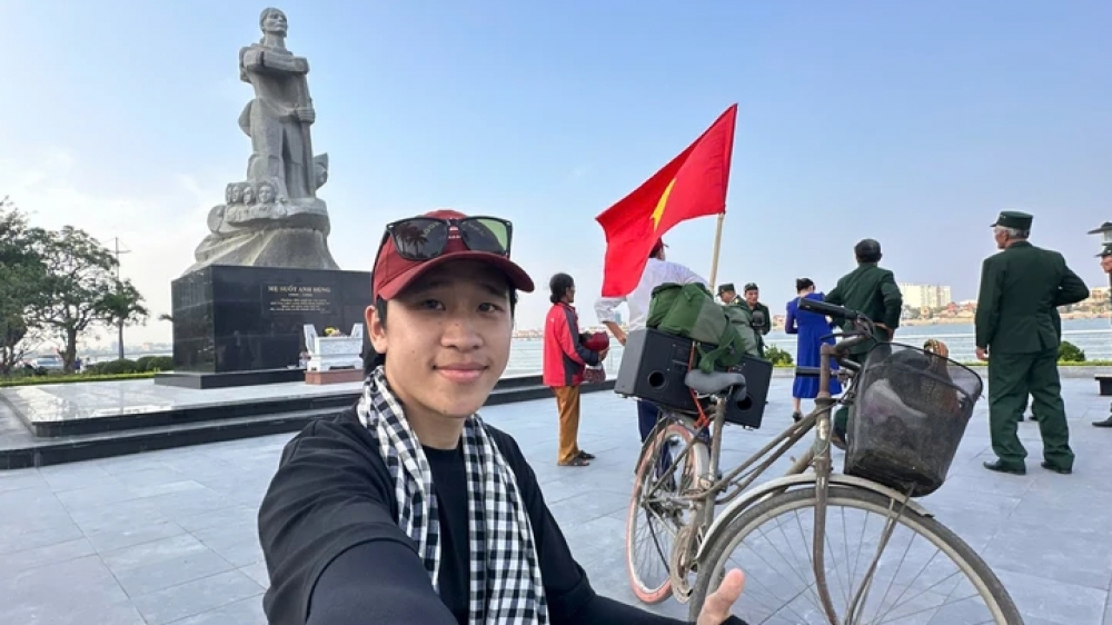 Chàng trai đạp xe từ Hà Nội vào TP HCM xem diễu binh kỷ niệm 30/4