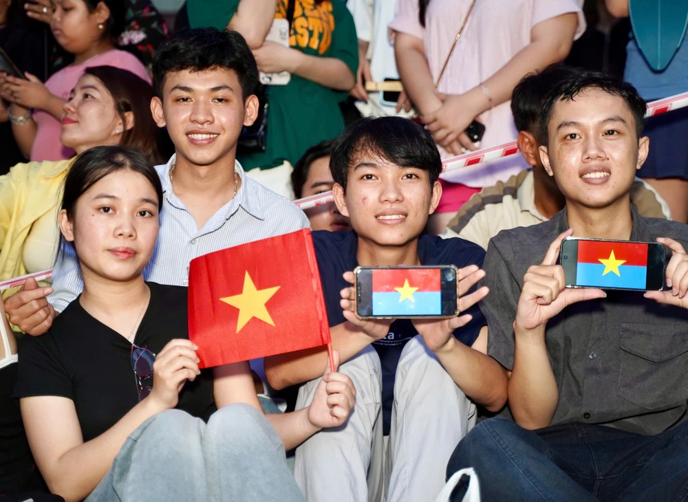 Mạng xã hội tràn ngập cờ đỏ sao vàng và trào lưu 