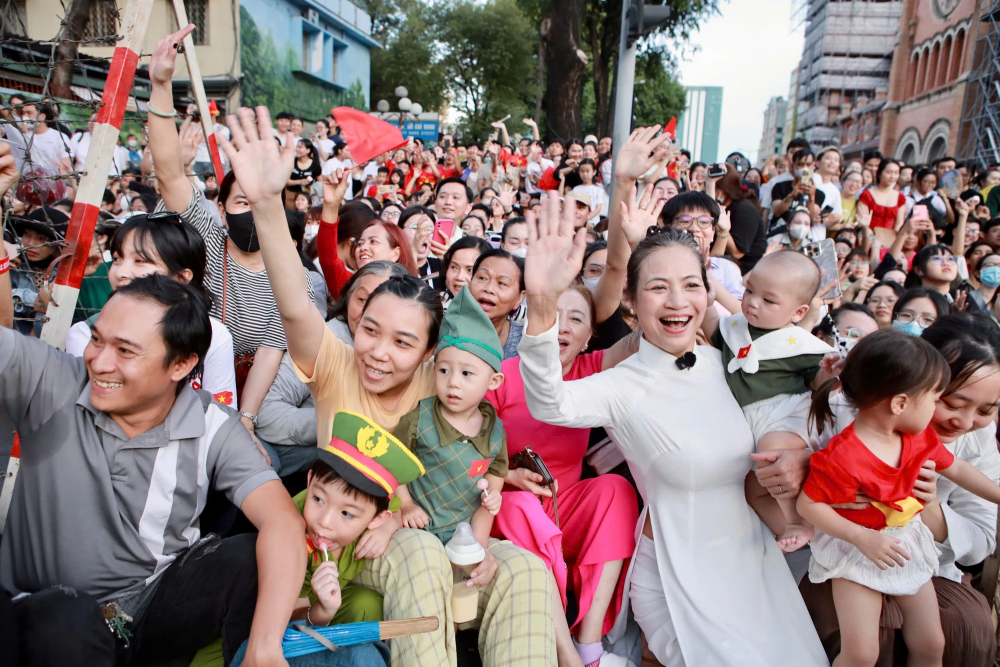 Mạng xã hội tràn ngập cờ đỏ sao vàng và trào lưu 