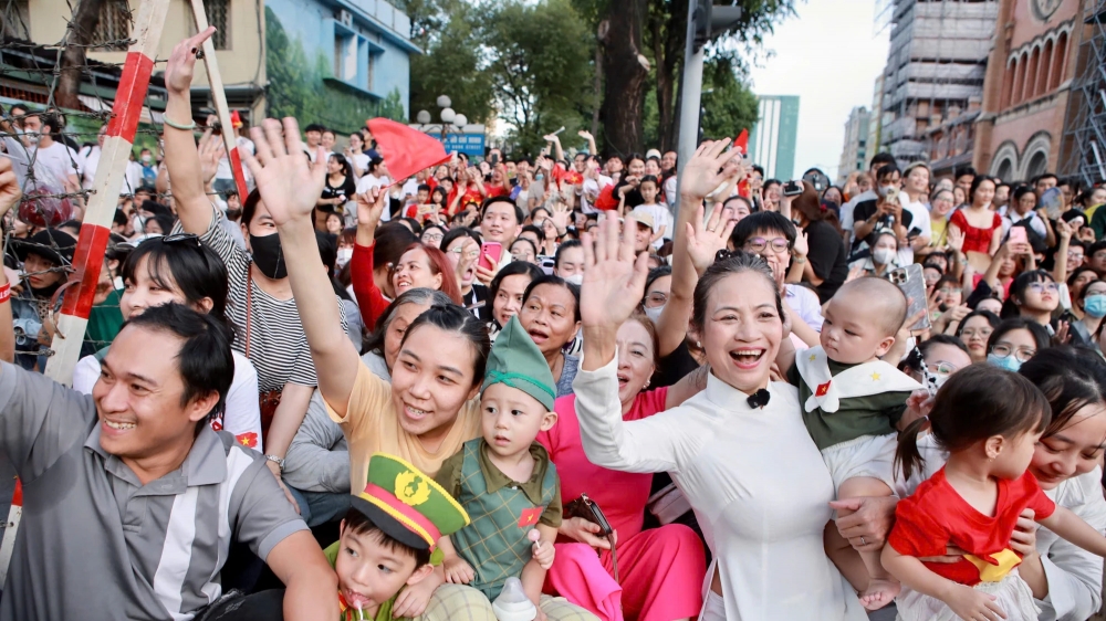 Mạng xã hội tràn ngập cờ đỏ sao vàng và trào lưu "Concert quốc gia"