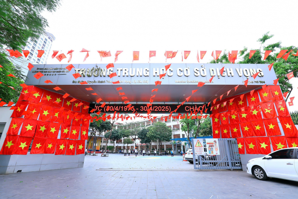 Các trường học tại Thủ đô rực rỡ cờ đỏ sao vàng mừng đại lễ 30/4