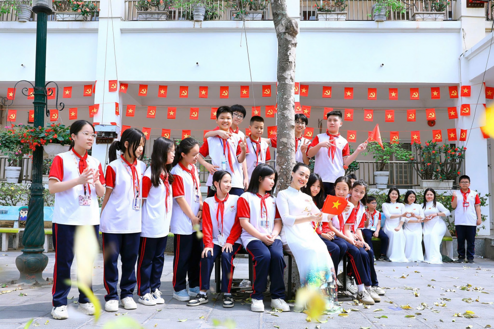 Các trường học tại Thủ đô rực rỡ cờ đỏ sao vàng mừng đại lễ 30/4