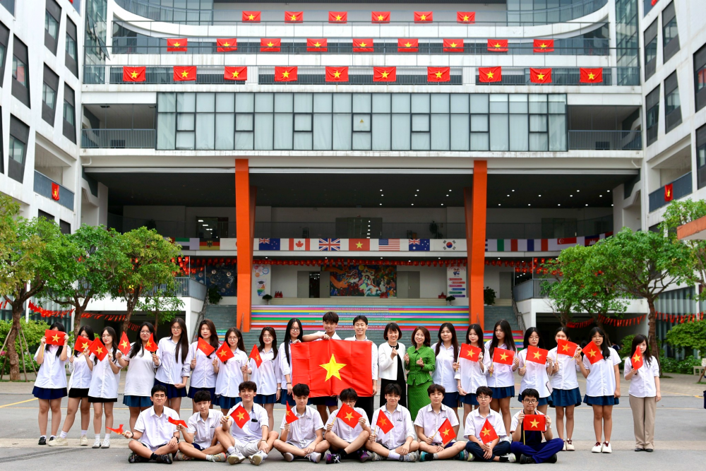 Các trường học tại Thủ đô rực rỡ cờ đỏ sao vàng mừng đại lễ 30/4