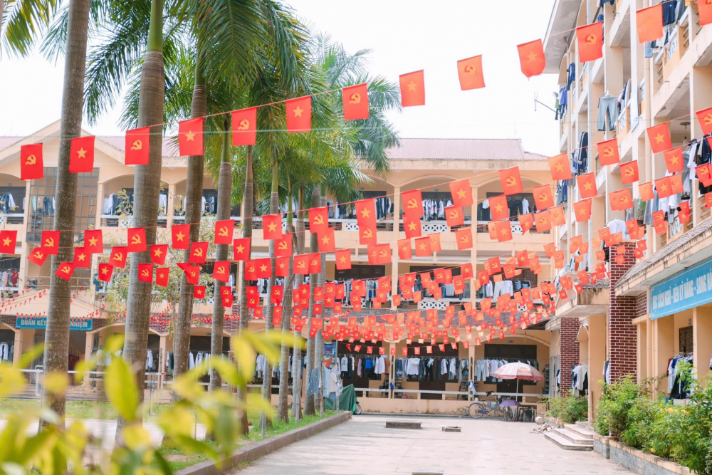 Các trường học tại Thủ đô rực rỡ cờ đỏ sao vàng mừng đại lễ 30/4