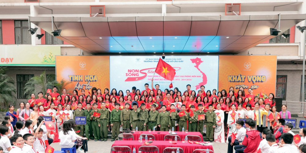 Các trường học tại Thủ đô rực rỡ cờ đỏ sao vàng mừng đại lễ 30/4