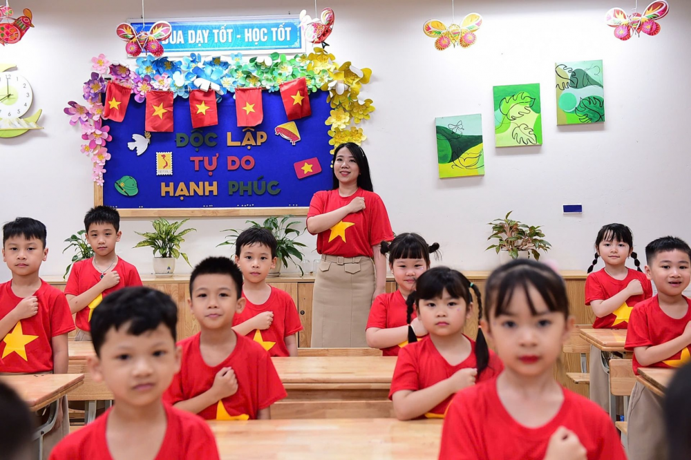 Các trường học tại Thủ đô rực rỡ cờ đỏ sao vàng mừng đại lễ 30/4