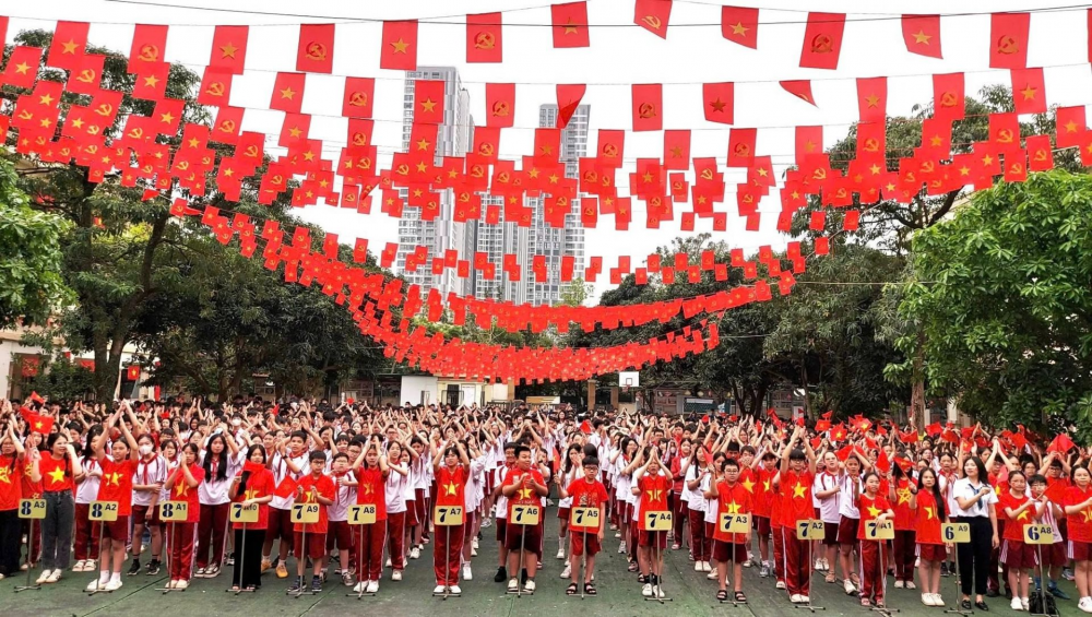 Các trường học tại Thủ đô rực rỡ cờ đỏ sao vàng mừng đại lễ 30/4