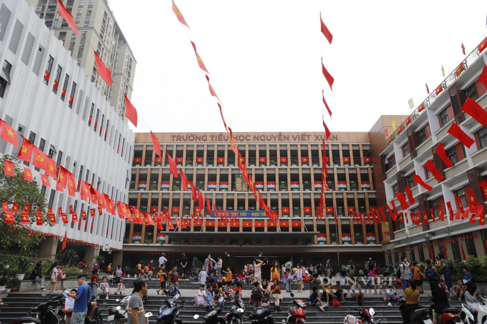 Các trường học tại Thủ đô rực rỡ cờ đỏ sao vàng mừng đại lễ 30/4