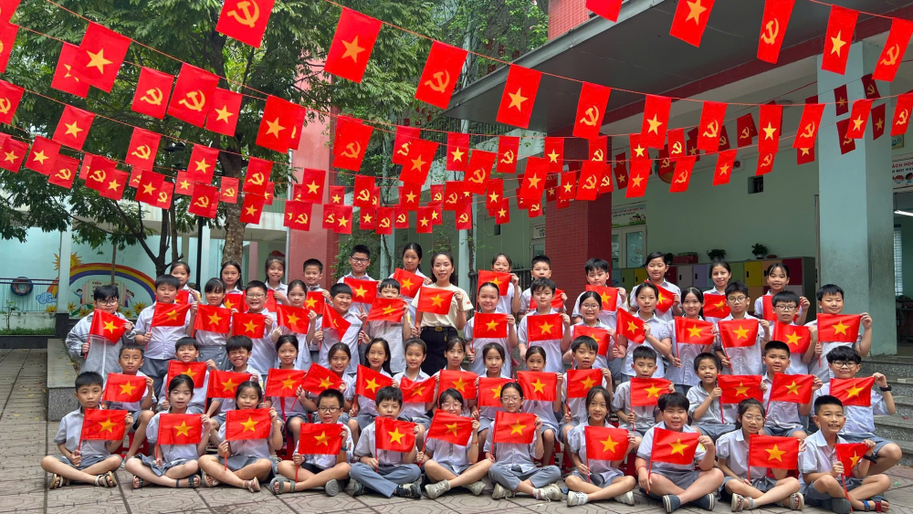 Các trường học tại Thủ đô rực rỡ cờ đỏ sao vàng mừng đại lễ 30/4