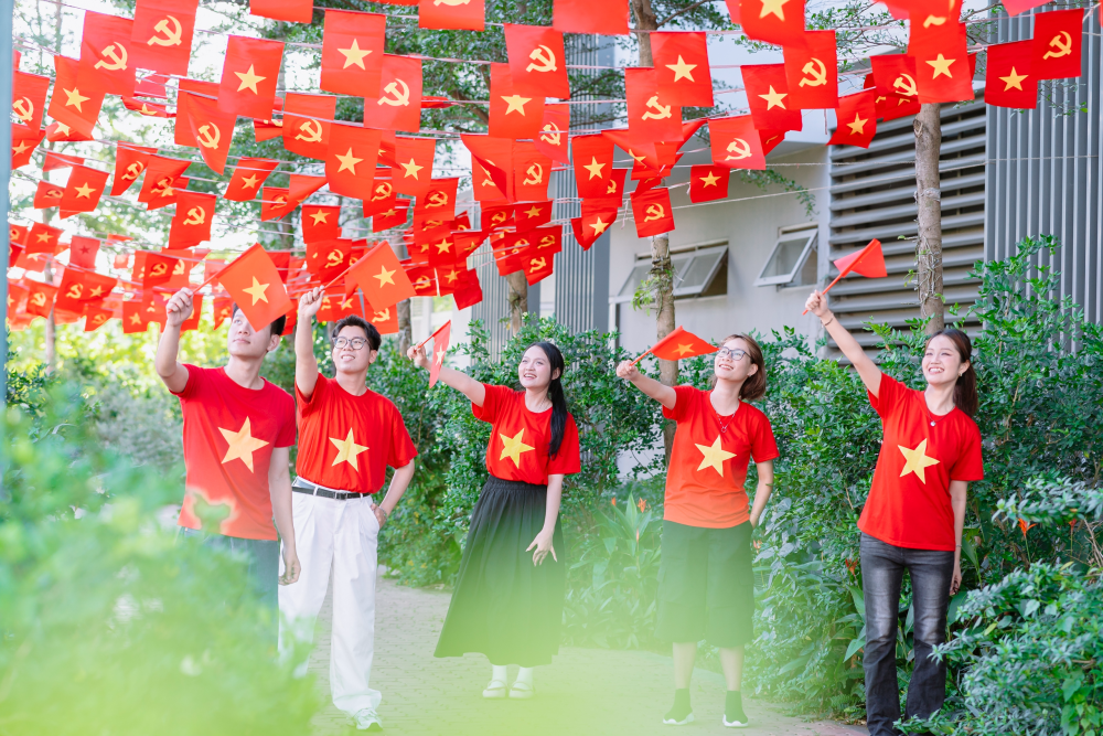 Các trường học tại Thủ đô rực rỡ cờ đỏ sao vàng mừng đại lễ 30/4