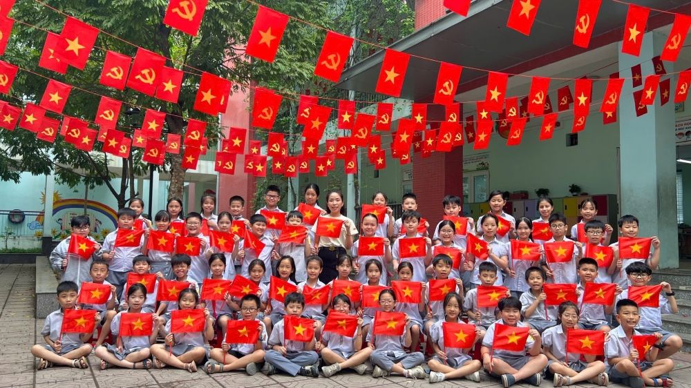Các trường học tại Thủ đô rực rỡ cờ đỏ sao vàng mừng đại lễ 30/4