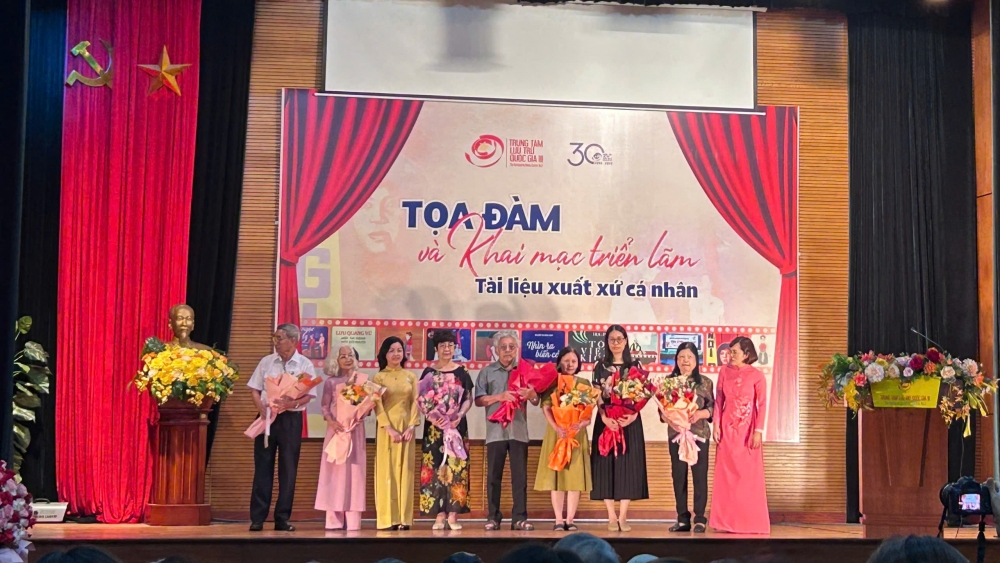 Khai mạc triển lãm “Tài liệu xuất xứ cá nhân”