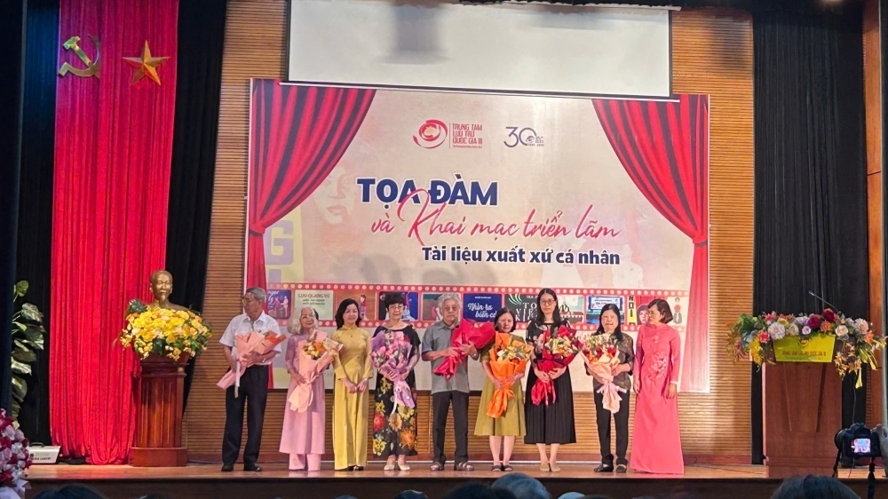 Khai mạc triển lãm “Tài liệu xuất xứ cá nhân”