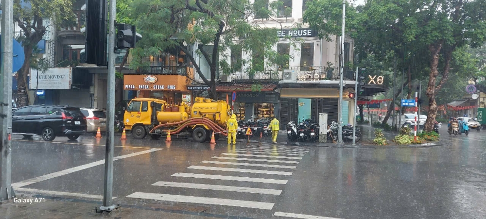 Hà Nội mưa lớn, công nhân thoát nước căng mình điều tiết chống ngập