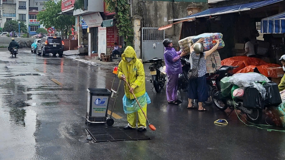 Hà Nội mưa lớn, công nhân thoát nước căng mình điều tiết chống ngập