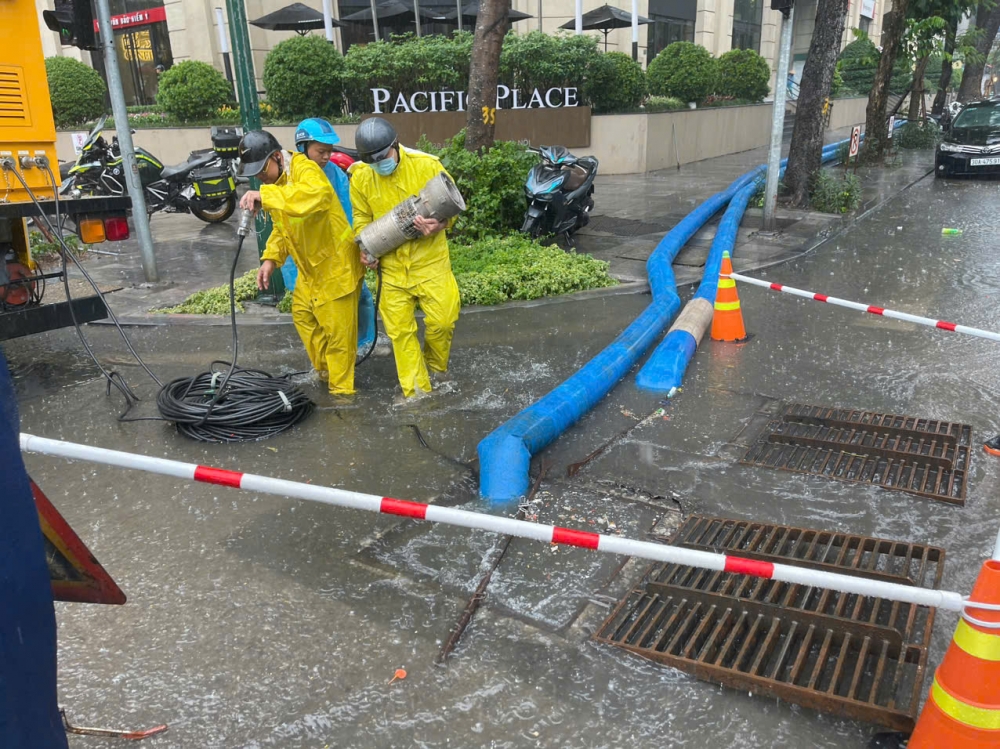 Hà Nội mưa lớn, công nhân thoát nước căng mình điều tiết chống ngập