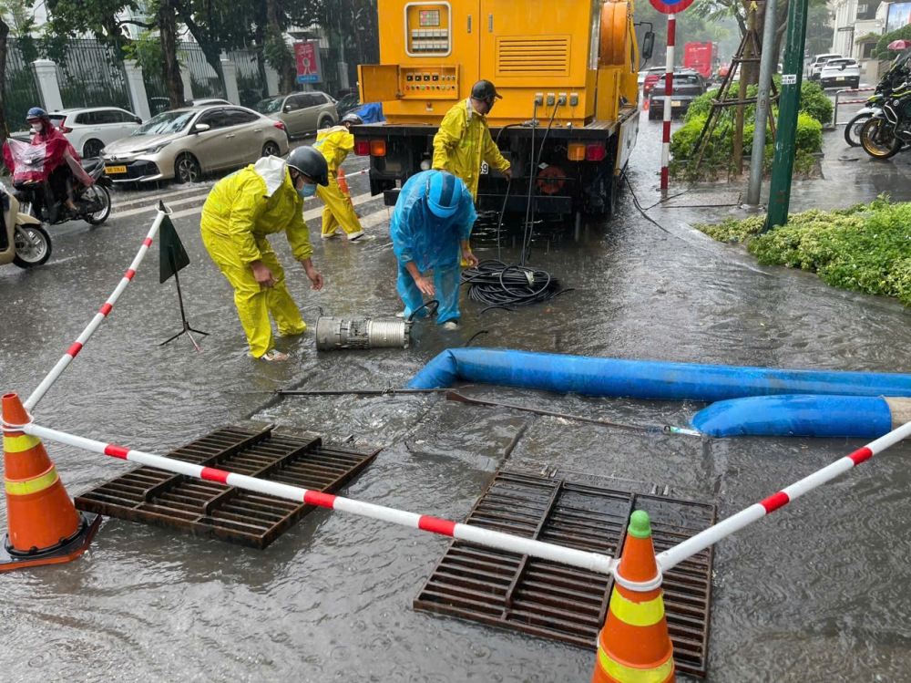 Hà Nội mưa lớn, công nhân thoát nước căng mình điều tiết chống ngập