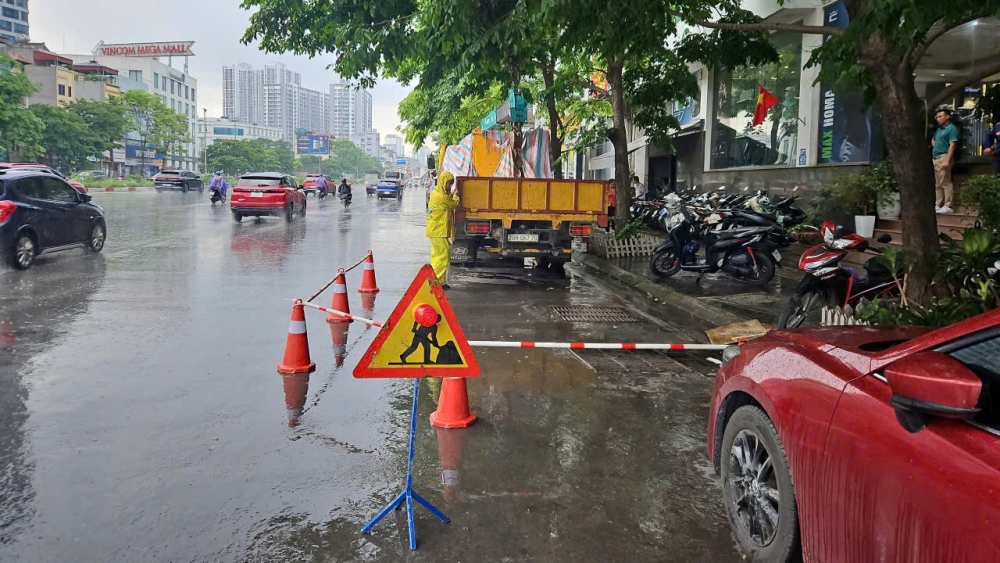 Hà Nội mưa lớn, công nhân thoát nước căng mình điều tiết chống ngập