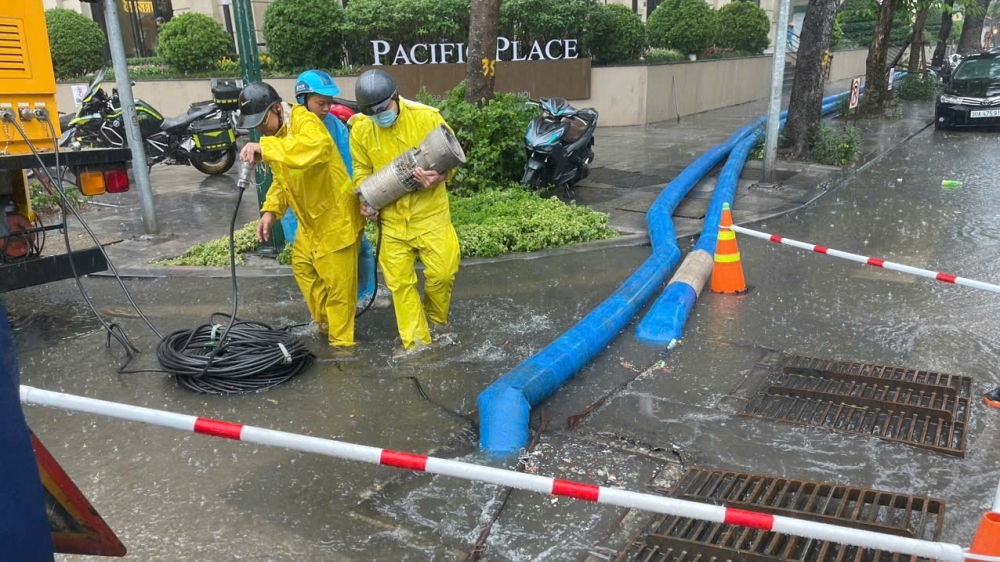 Hà Nội mưa lớn, công nhân thoát nước căng mình điều tiết chống ngập