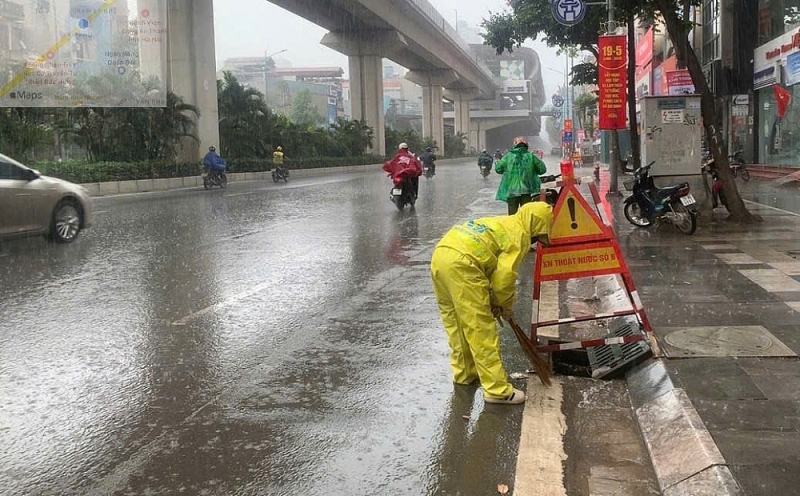 Hà Nội mưa lớn, công nhân thoát nước căng mình điều tiết chống ngập