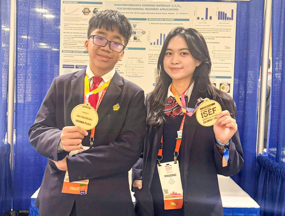 Học sinh Việt Đức làm sạch nước thải từ pin cũ