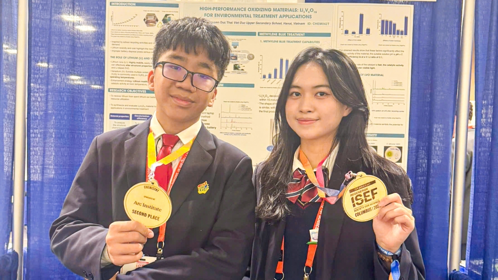 Học sinh Trường THPT Việt Đức làm sạch nước thải từ pin cũ