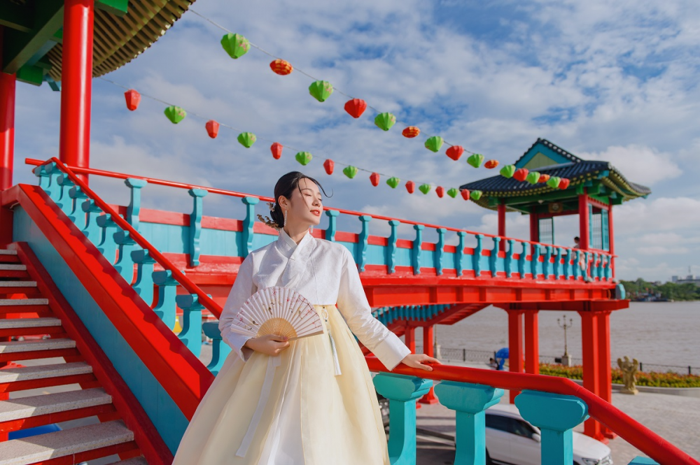 Người trẻ "dốc ví" để du lịch "sang chảnh"