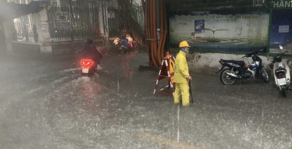 Công nhân thoát nước "giải cứu" Thủ đô sau cơn mưa lớn