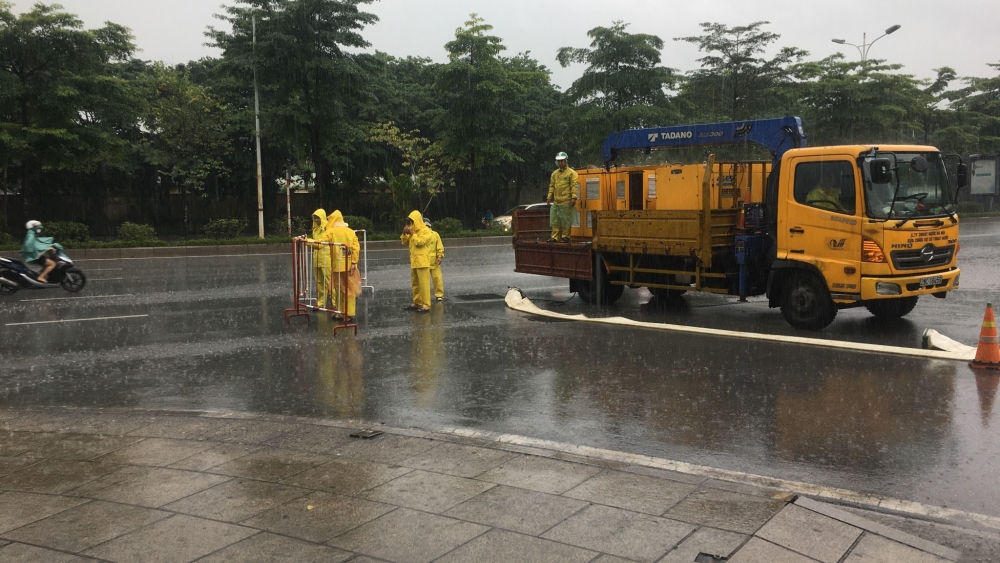 Công nhân thoát nước "giải cứu" Thủ đô sau cơn mưa lớn