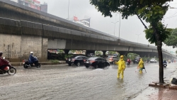 Công nhân thoát nước "giải cứu" đường phố Thủ đô sau cơn mưa lớn