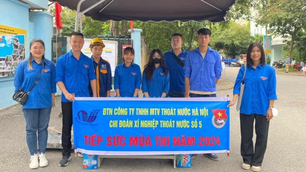 Công nhân thoát nước Thủ đô tiếp sức sĩ tử "vượt vũ môn"