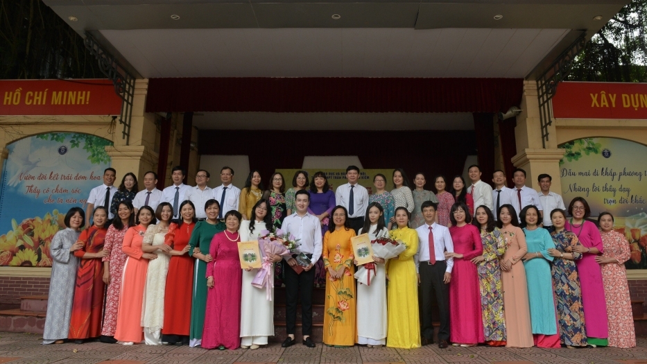 Hai học sinh ưu tú vinh dự được đứng trong hàng ngũ của Đảng