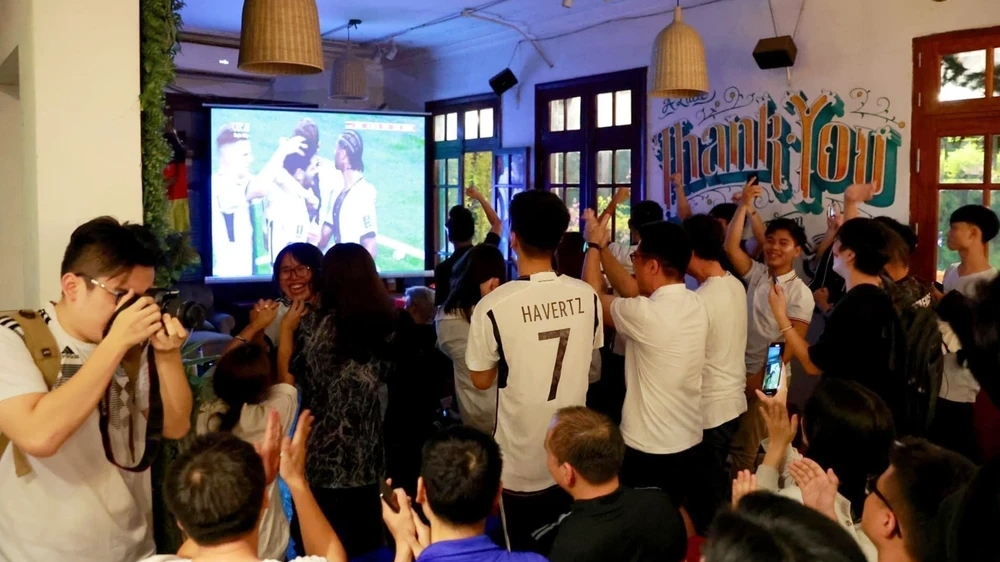 Giới trẻ ăn, ngủ cùng EURO 2024