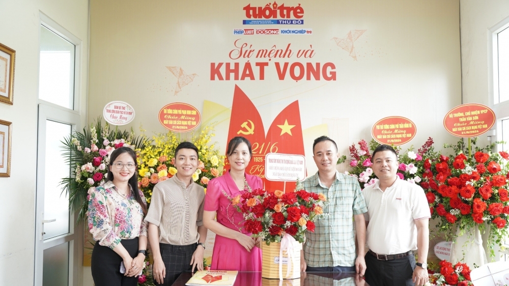 Lãnh đạo Trung tâm Thông tin tín dụng Quốc gia Việt Nam chúc mừng Báo Tuổi trẻ Thủ đô