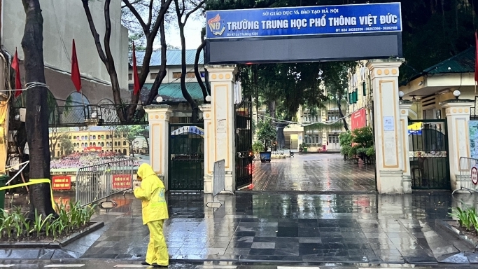 Công nhân thoát nước làm việc hết công suất phục vụ kỳ thi tốt nghiệp THPT