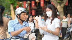 co gang lam bai thi that tot roi ca nha minh di du lich con nhe