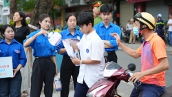 Những "chiến sĩ" áo xanh nâng bước sĩ tử vượt vũ môn