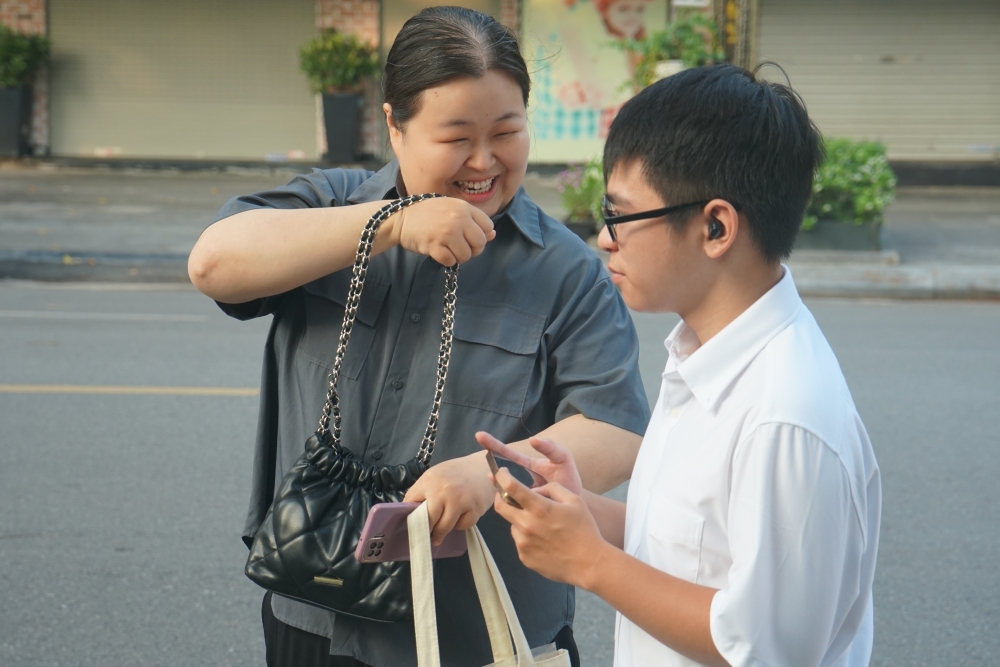 Kỳ thi của con, nỗi lo của bố mẹ