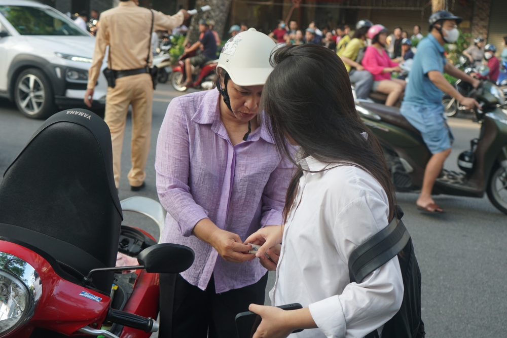 Kỳ thi của con, nỗi lo của bố mẹ