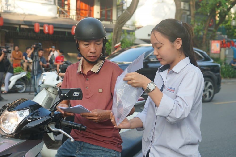 Kỳ thi của con, kỳ lo của bố mẹ