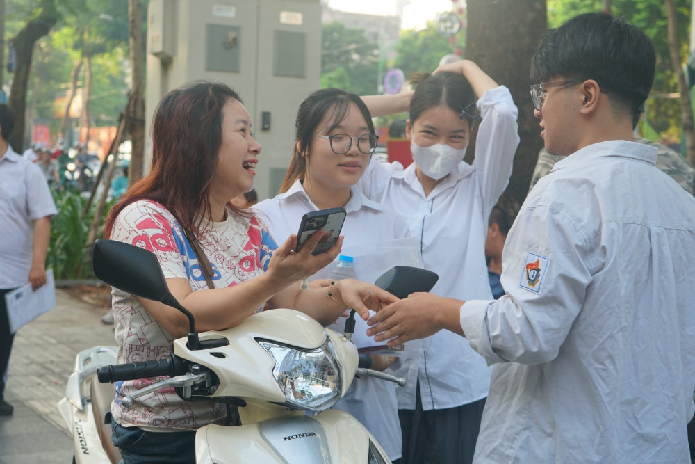 Kỳ thi của con, nỗi lo của bố mẹ