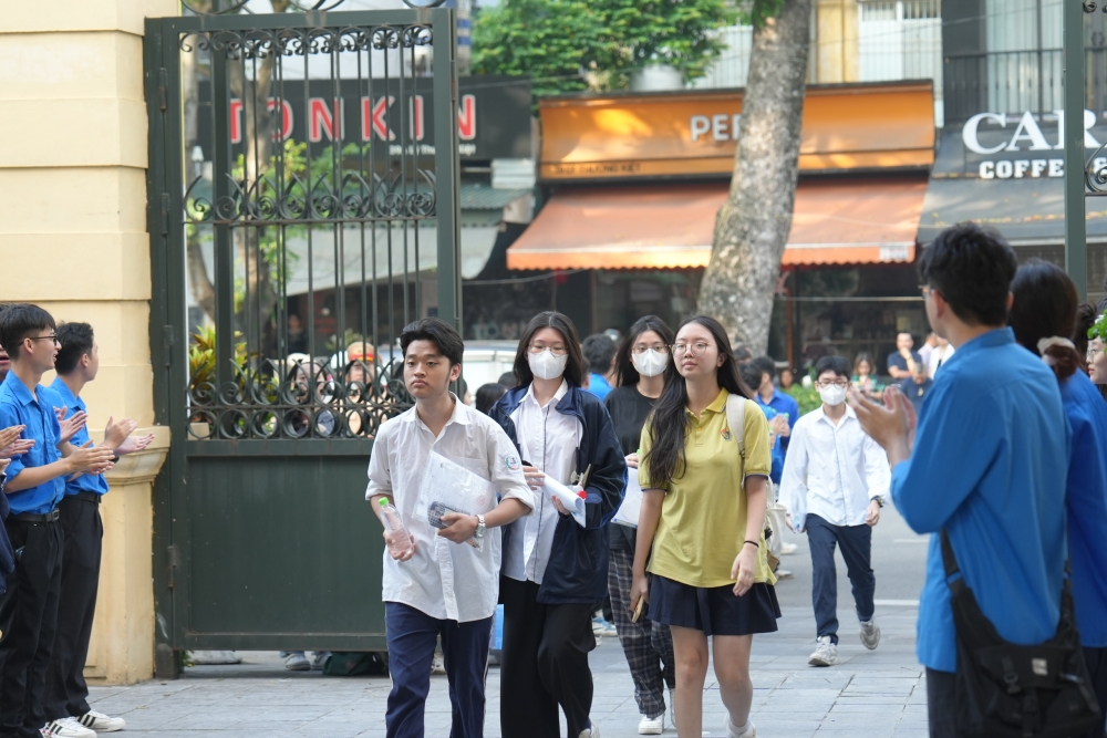 Kỳ thi của con, nỗi lo của bố mẹ