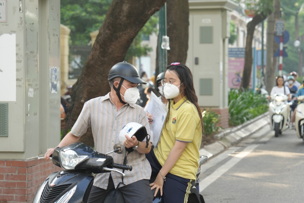 Kỳ thi của con, nỗi lo của bố mẹ