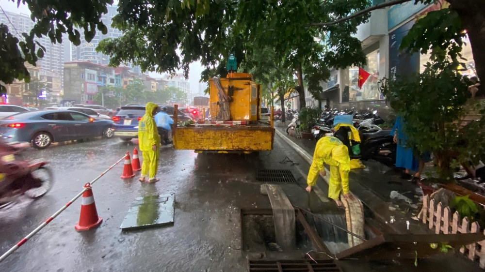 Công nhân thoát nước căng mình điều tiết chống úng cho Hà Nội Công nhân thoát nước căng mình điều tiết chống úng cho Hà Nội