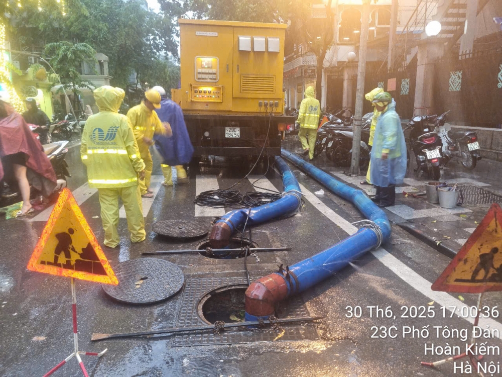 Công nhân thoát nước căng mình điều tiết chống úng cho Hà Nội Công nhân thoát nước căng mình điều tiết chống úng cho Hà Nội