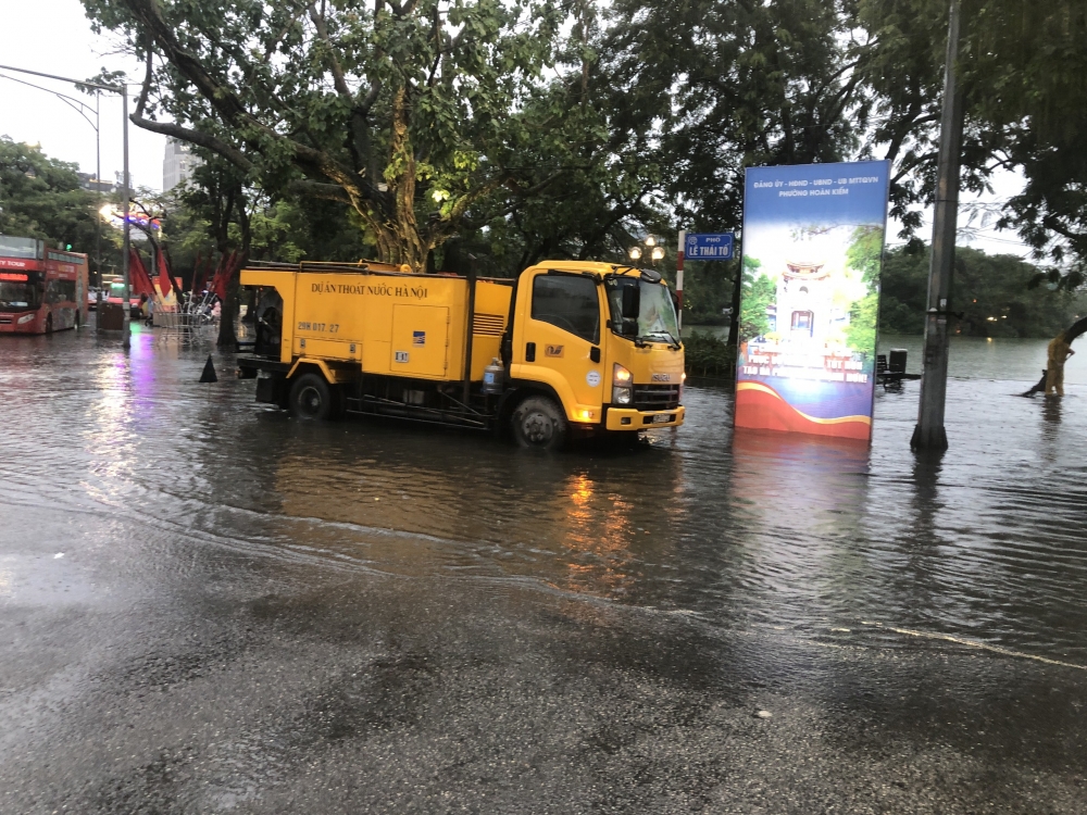 Công nhân thoát nước căng mình điều tiết chống úng cho Hà Nội Công nhân thoát nước căng mình điều tiết chống úng cho Hà Nội