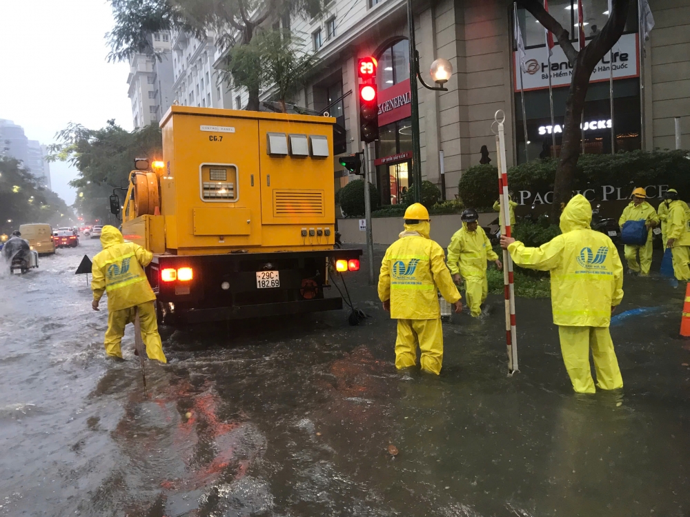 Công nhân thoát nước căng mình điều tiết chống úng cho Hà Nội Công nhân thoát nước căng mình điều tiết chống úng cho Hà Nội